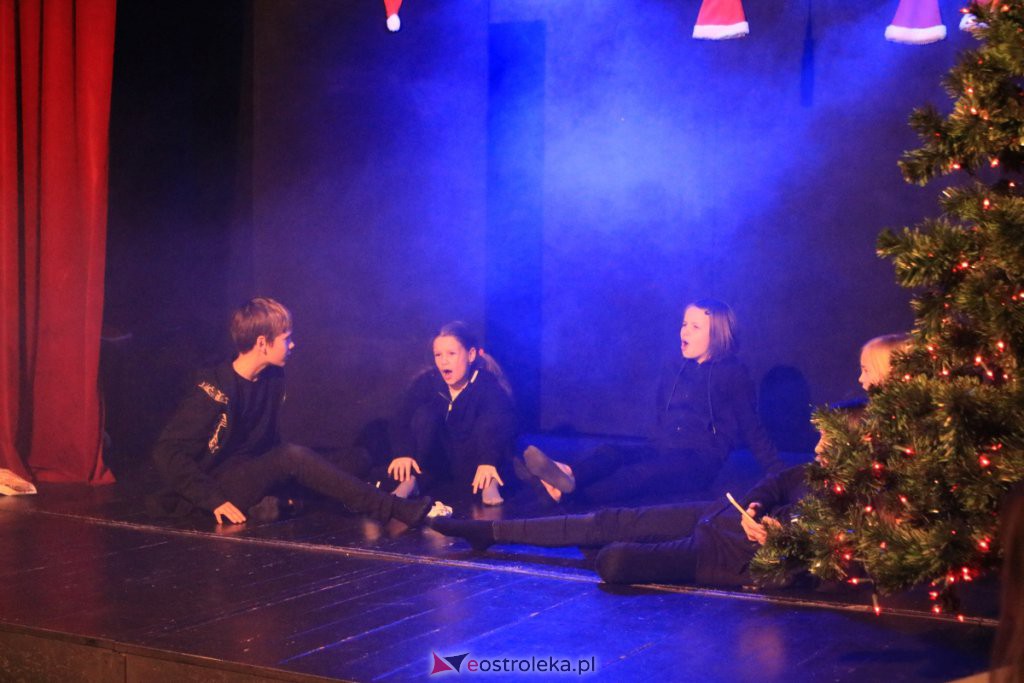 Spektakle Dziecięcego Teatru Amatorskiego w Klubie Oczko [18.12.2021] - zdjęcie #20 - eOstroleka.pl