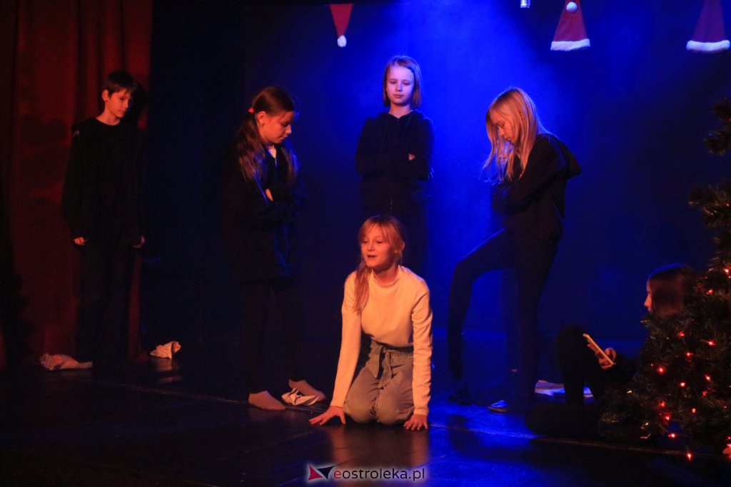 Spektakle Dziecięcego Teatru Amatorskiego w Klubie Oczko [18.12.2021] - zdjęcie #43 - eOstroleka.pl