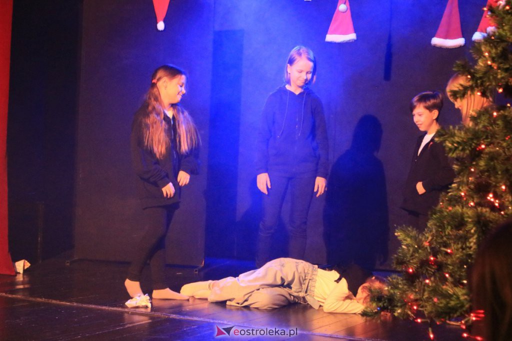 Spektakle Dziecięcego Teatru Amatorskiego w Klubie Oczko [18.12.2021] - zdjęcie #11 - eOstroleka.pl