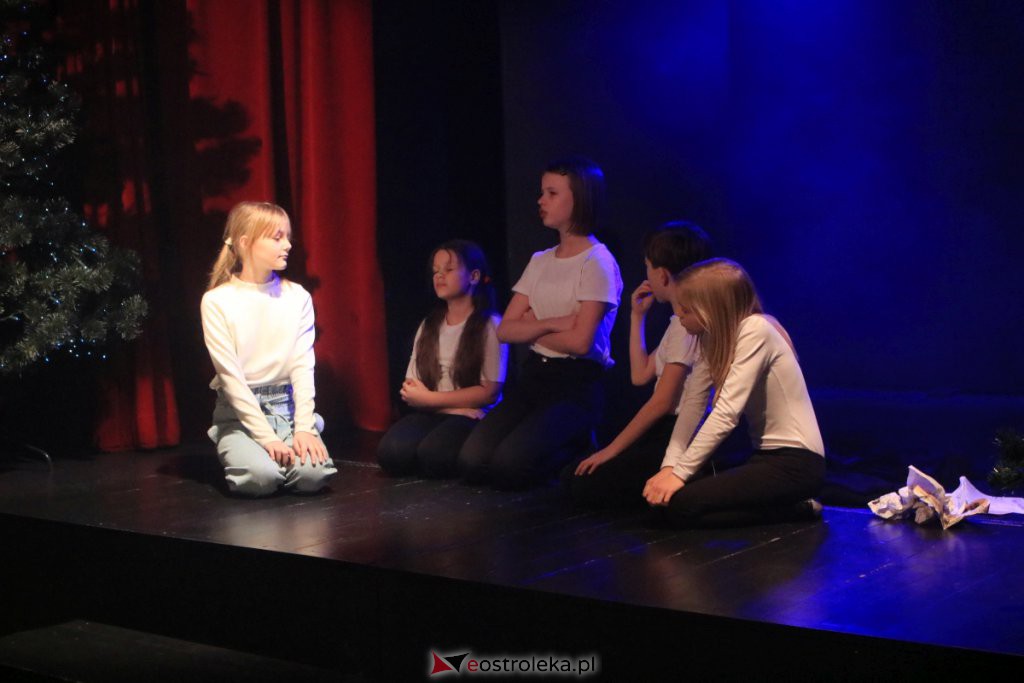 Spektakle Dziecięcego Teatru Amatorskiego w Klubie Oczko [18.12.2021] - zdjęcie #9 - eOstroleka.pl