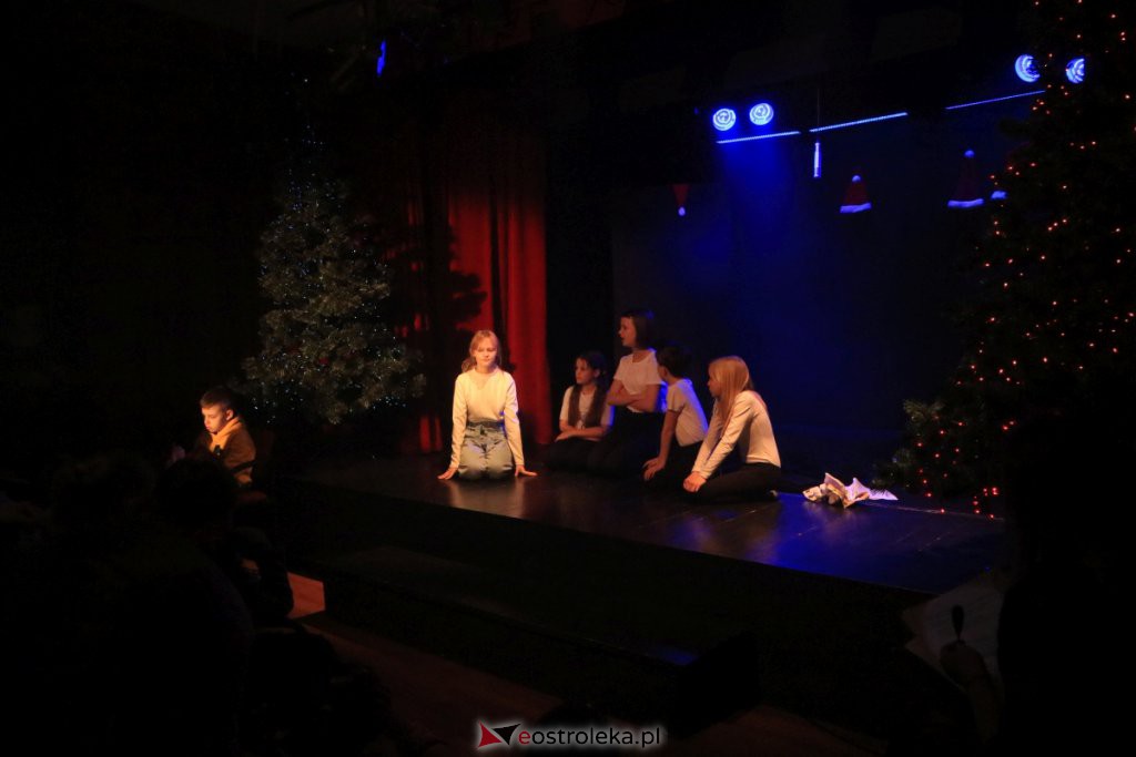 Spektakle Dziecięcego Teatru Amatorskiego w Klubie Oczko [18.12.2021] - zdjęcie #49 - eOstroleka.pl
