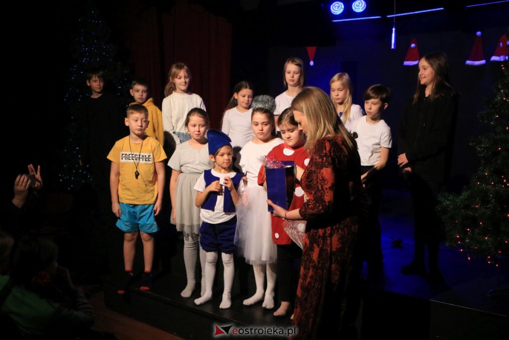 Spektakle Dziecięcego Teatru Amatorskiego w Klubie Oczko [18.12.2021] - zdjęcie #53 - eOstroleka.pl