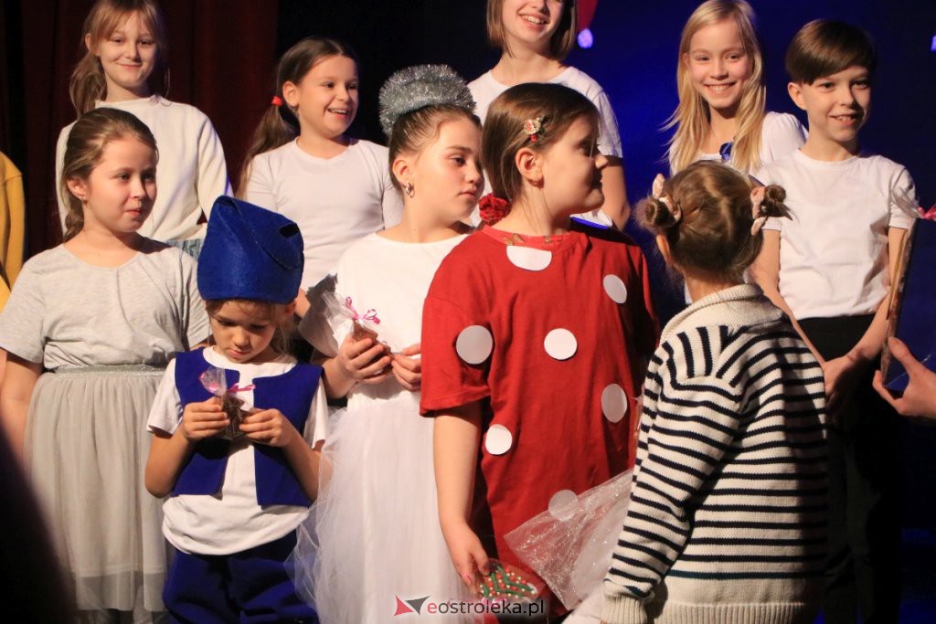 Spektakle Dziecięcego Teatru Amatorskiego w Klubie Oczko [18.12.2021] - zdjęcie #54 - eOstroleka.pl
