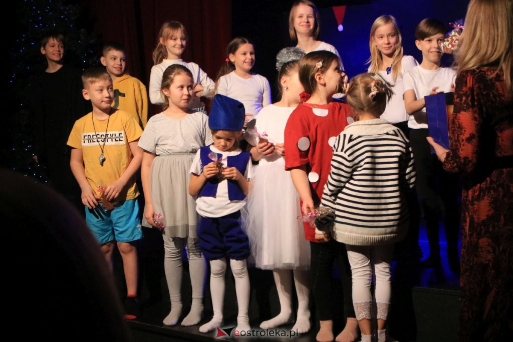 Spektakle Dziecięcego Teatru Amatorskiego w Klubie Oczko [18.12.2021] - zdjęcie #55 - eOstroleka.pl