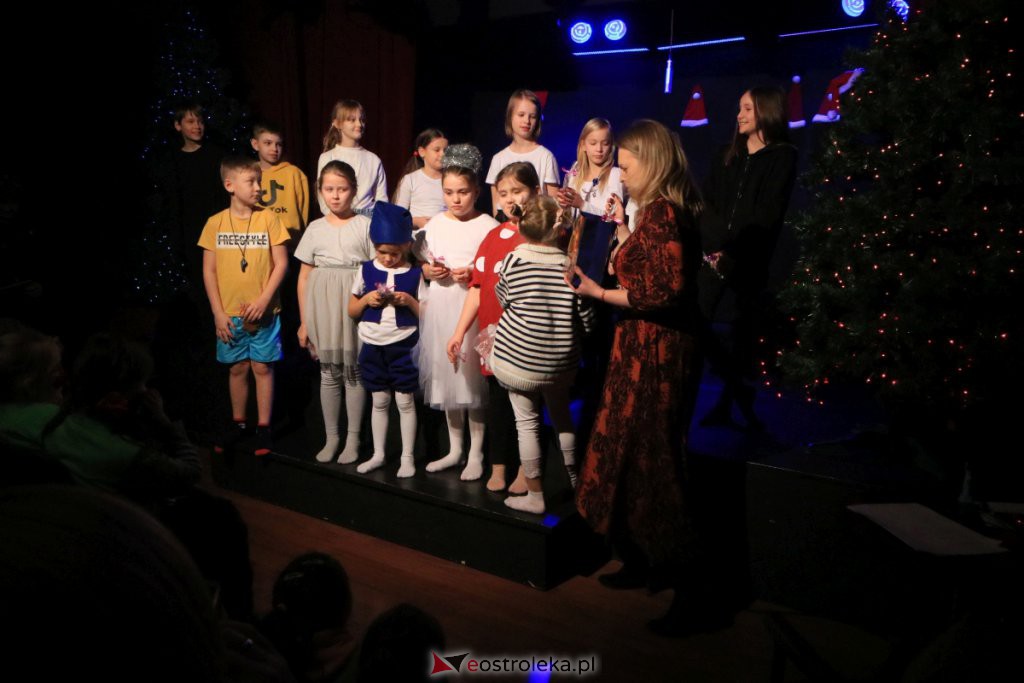 Spektakle Dziecięcego Teatru Amatorskiego w Klubie Oczko [18.12.2021] - zdjęcie #56 - eOstroleka.pl