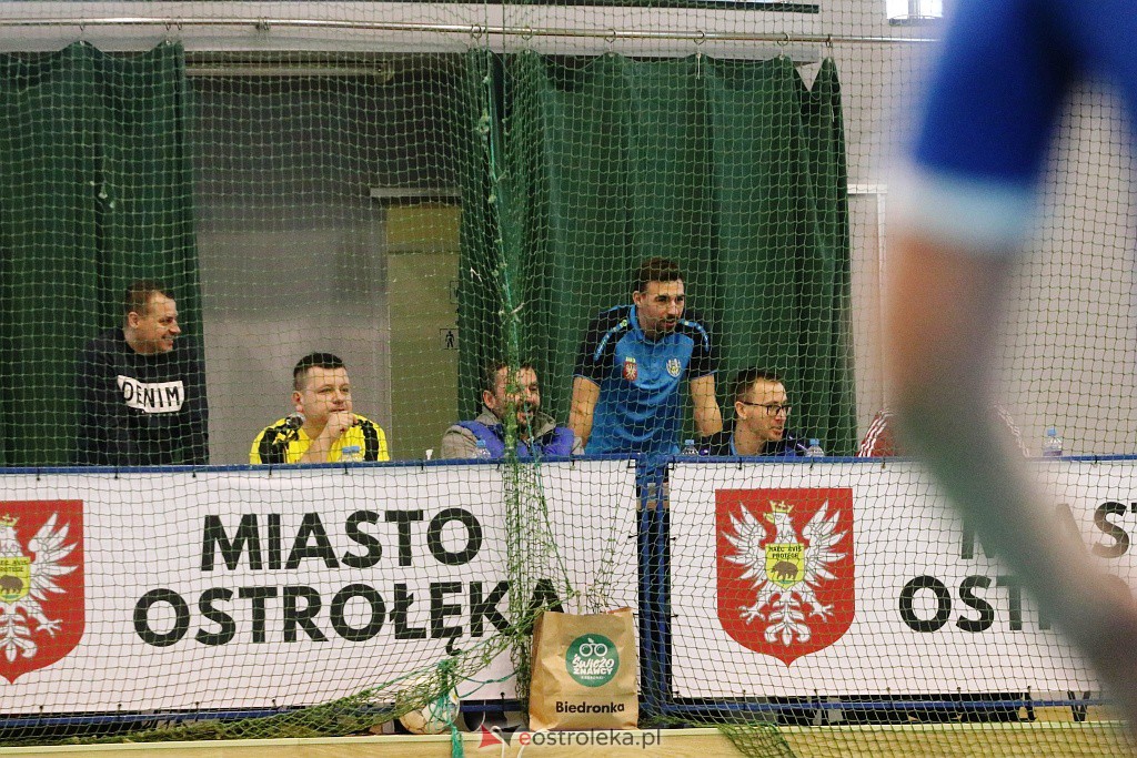 Otwarte Mistrzostwa Powiatu Ostrołęckiego w halowej piłce nożnej [18-19.12.2021] - zdjęcie #38 - eOstroleka.pl