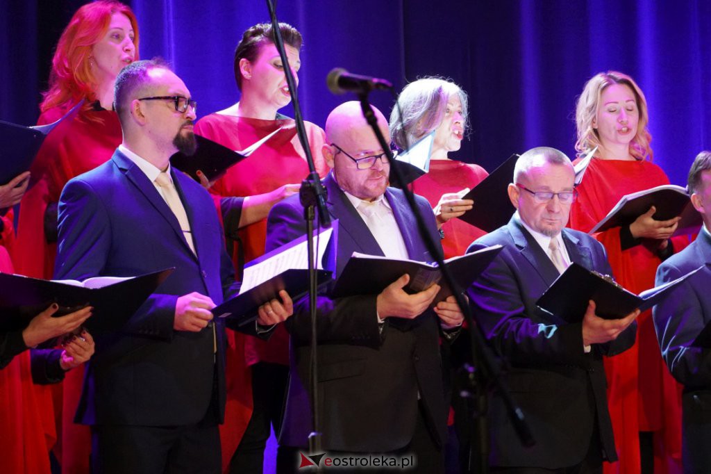 Czekając na... Pierwszą kolędę. Koncert Ostrołęckiego Chóru Kameralnego - zdjęcie #27 - eOstroleka.pl