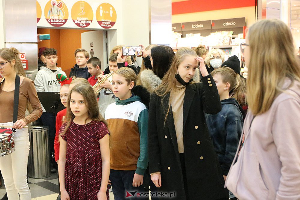 Świąteczny flash mob w Galerii Bursztynowej [19.12.2021] - zdjęcie #6 - eOstroleka.pl