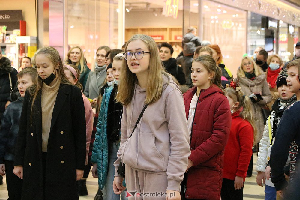 Świąteczny flash mob w Galerii Bursztynowej [19.12.2021] - zdjęcie #12 - eOstroleka.pl