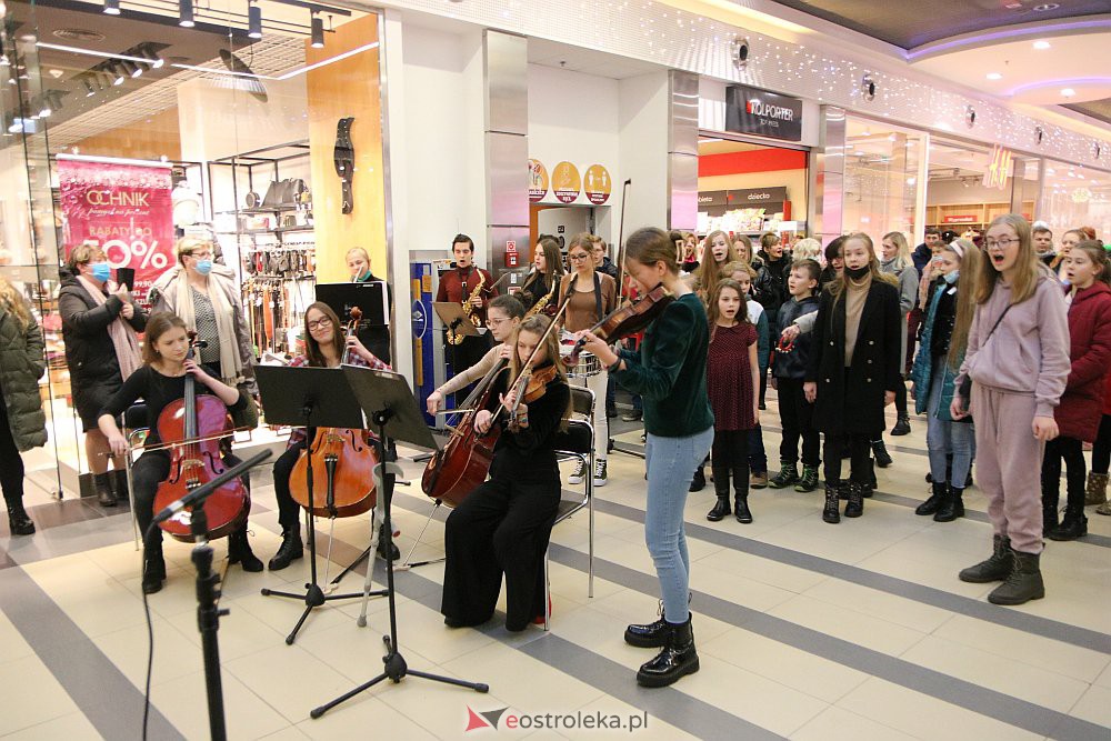 Świąteczny flash mob w Galerii Bursztynowej [19.12.2021] - zdjęcie #13 - eOstroleka.pl