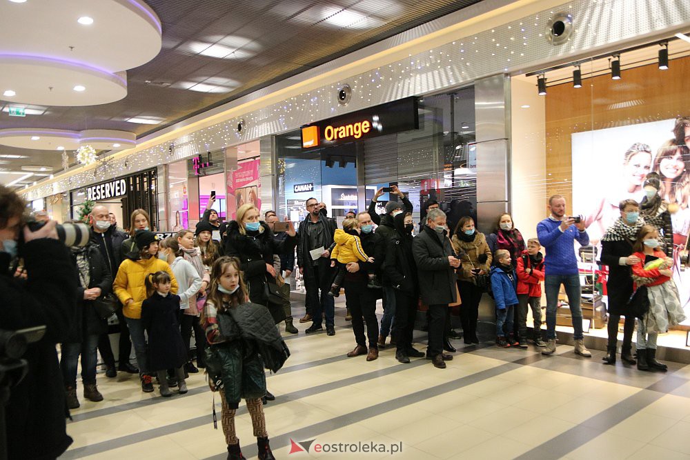 Świąteczny flash mob w Galerii Bursztynowej [19.12.2021] - zdjęcie #15 - eOstroleka.pl