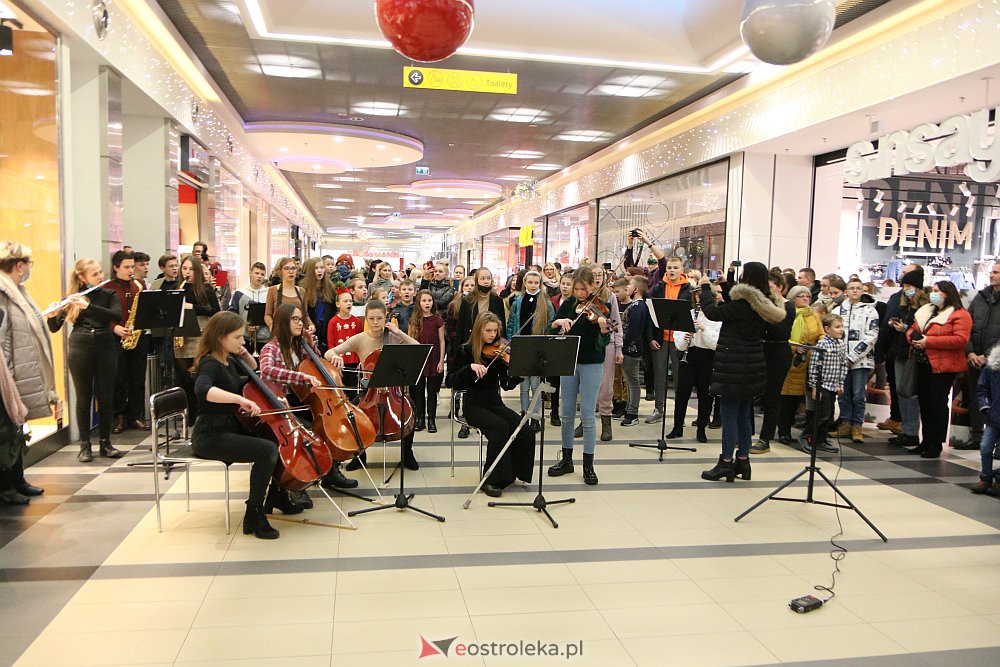 Świąteczny flash mob w Galerii Bursztynowej [19.12.2021] - zdjęcie #19 - eOstroleka.pl