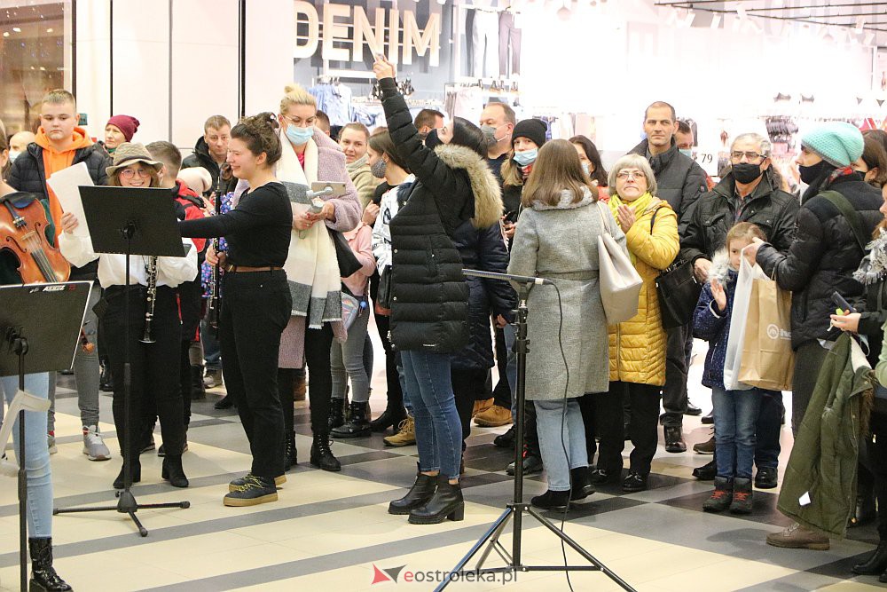 Świąteczny flash mob w Galerii Bursztynowej [19.12.2021] - zdjęcie #28 - eOstroleka.pl