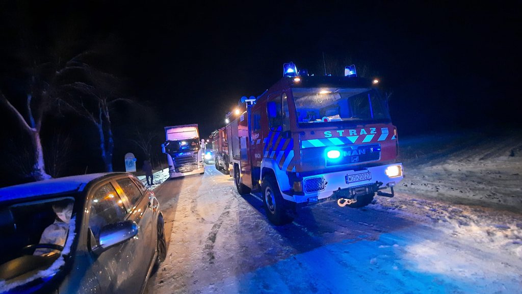Wypadek w Wachu [21.12.2021] - zdjęcie #2 - eOstroleka.pl