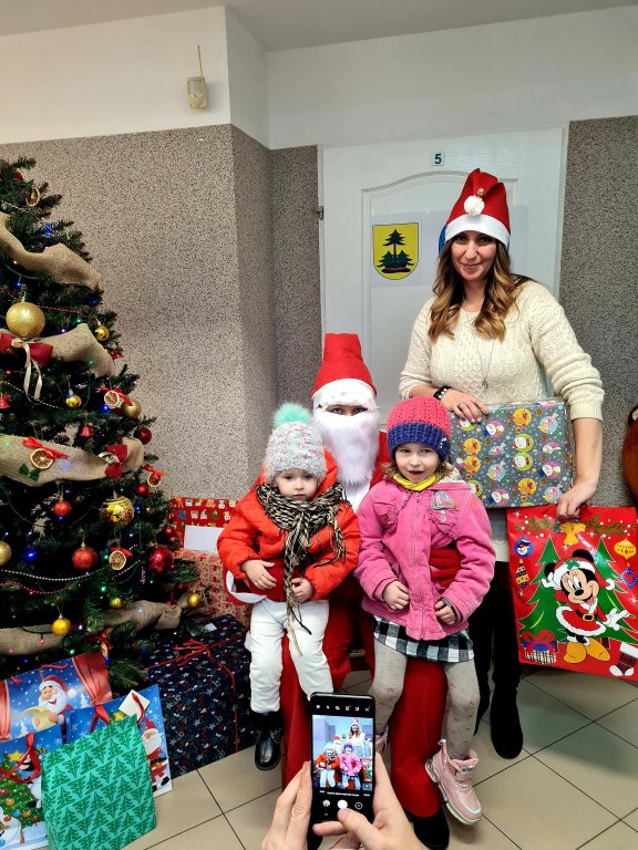 Blisko 500 prezentów trafiło do dzieci z miasta Ostrołęki oraz powiatu ostrołęckiego - zdjęcie #1 - eOstroleka.pl