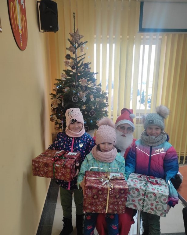Blisko 500 prezentów trafiło do dzieci z miasta Ostrołęki oraz powiatu ostrołęckiego - zdjęcie #3 - eOstroleka.pl