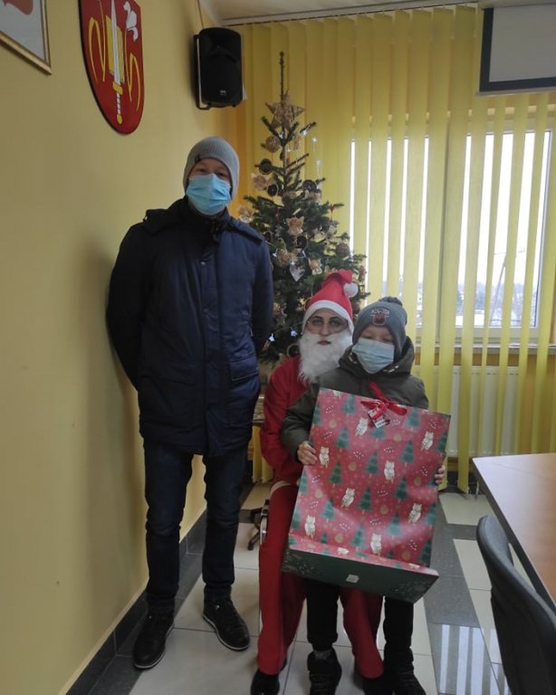 Blisko 500 prezentów trafiło do dzieci z miasta Ostrołęki oraz powiatu ostrołęckiego - zdjęcie #4 - eOstroleka.pl