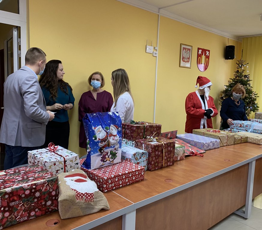 Blisko 500 prezentów trafiło do dzieci z miasta Ostrołęki oraz powiatu ostrołęckiego - zdjęcie #6 - eOstroleka.pl