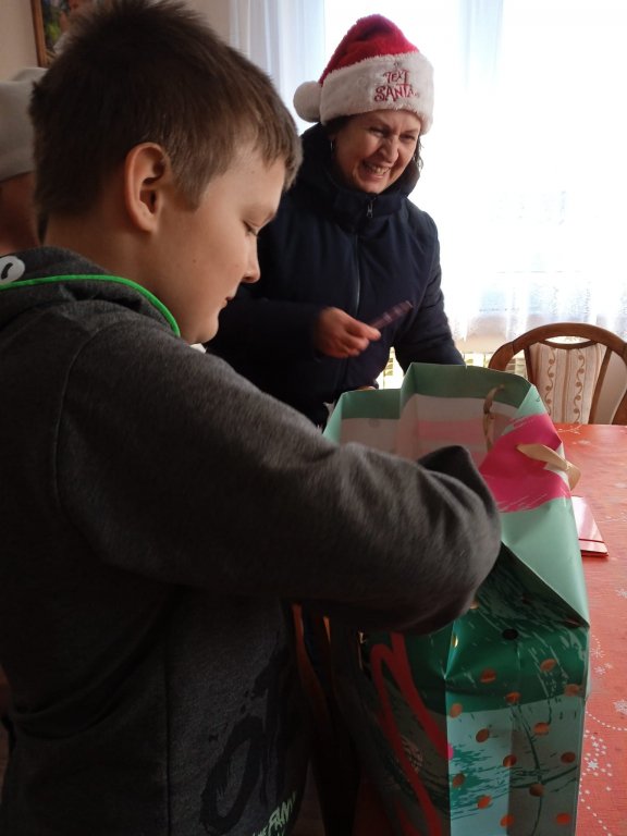Blisko 500 prezentów trafiło do dzieci z miasta Ostrołęki oraz powiatu ostrołęckiego - zdjęcie #16 - eOstroleka.pl