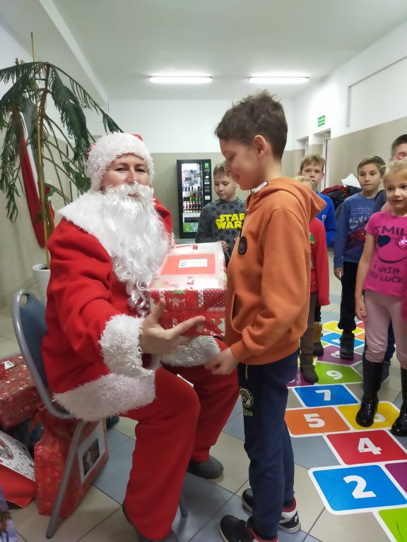 Blisko 500 prezentów trafiło do dzieci z miasta Ostrołęki oraz powiatu ostrołęckiego - zdjęcie #20 - eOstroleka.pl