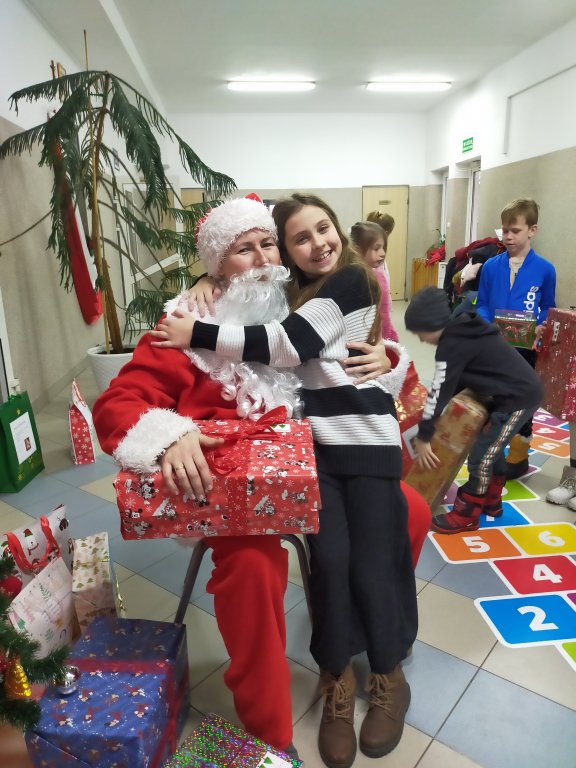 Blisko 500 prezentów trafiło do dzieci z miasta Ostrołęki oraz powiatu ostrołęckiego - zdjęcie #21 - eOstroleka.pl