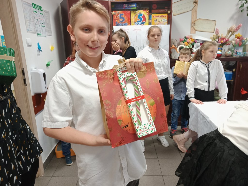 Blisko 500 prezentów trafiło do dzieci z miasta Ostrołęki oraz powiatu ostrołęckiego - zdjęcie #22 - eOstroleka.pl