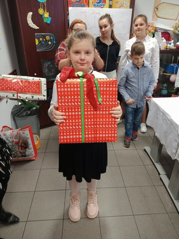 Blisko 500 prezentów trafiło do dzieci z miasta Ostrołęki oraz powiatu ostrołęckiego - zdjęcie #23 - eOstroleka.pl