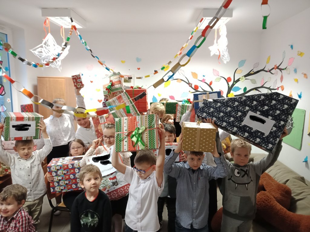 Blisko 500 prezentów trafiło do dzieci z miasta Ostrołęki oraz powiatu ostrołęckiego - zdjęcie #25 - eOstroleka.pl