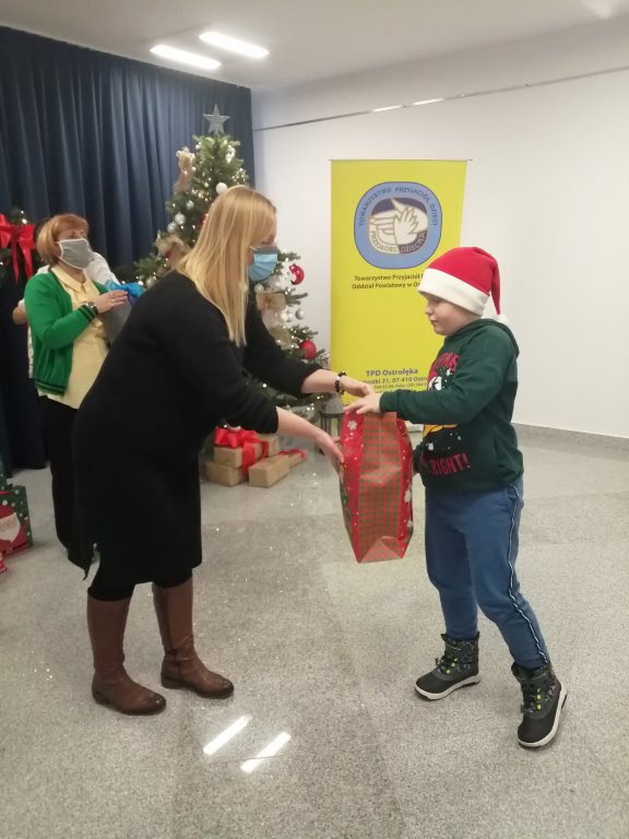 Blisko 500 prezentów trafiło do dzieci z miasta Ostrołęki oraz powiatu ostrołęckiego - zdjęcie #27 - eOstroleka.pl