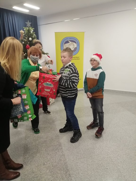 Blisko 500 prezentów trafiło do dzieci z miasta Ostrołęki oraz powiatu ostrołęckiego - zdjęcie #29 - eOstroleka.pl
