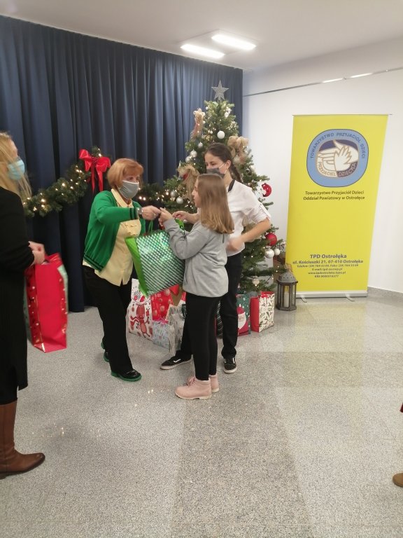 Blisko 500 prezentów trafiło do dzieci z miasta Ostrołęki oraz powiatu ostrołęckiego - zdjęcie #30 - eOstroleka.pl