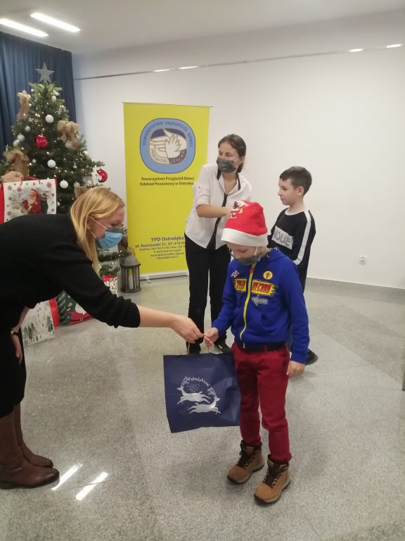 Blisko 500 prezentów trafiło do dzieci z miasta Ostrołęki oraz powiatu ostrołęckiego - zdjęcie #31 - eOstroleka.pl