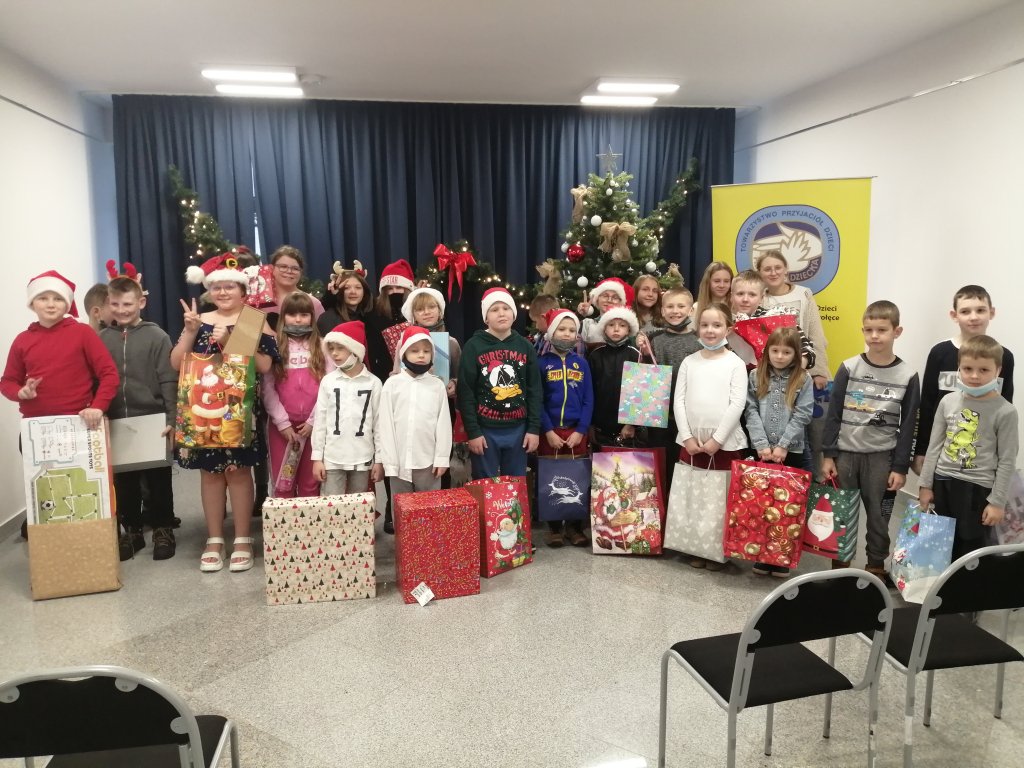 Blisko 500 prezentów trafiło do dzieci z miasta Ostrołęki oraz powiatu ostrołęckiego - zdjęcie #34 - eOstroleka.pl