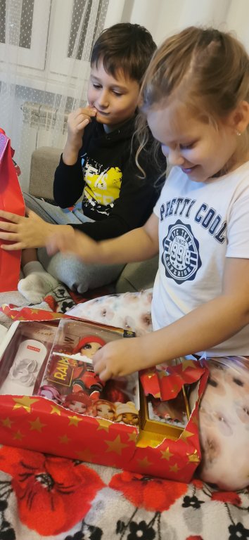Blisko 500 prezentów trafiło do dzieci z miasta Ostrołęki oraz powiatu ostrołęckiego - zdjęcie #35 - eOstroleka.pl
