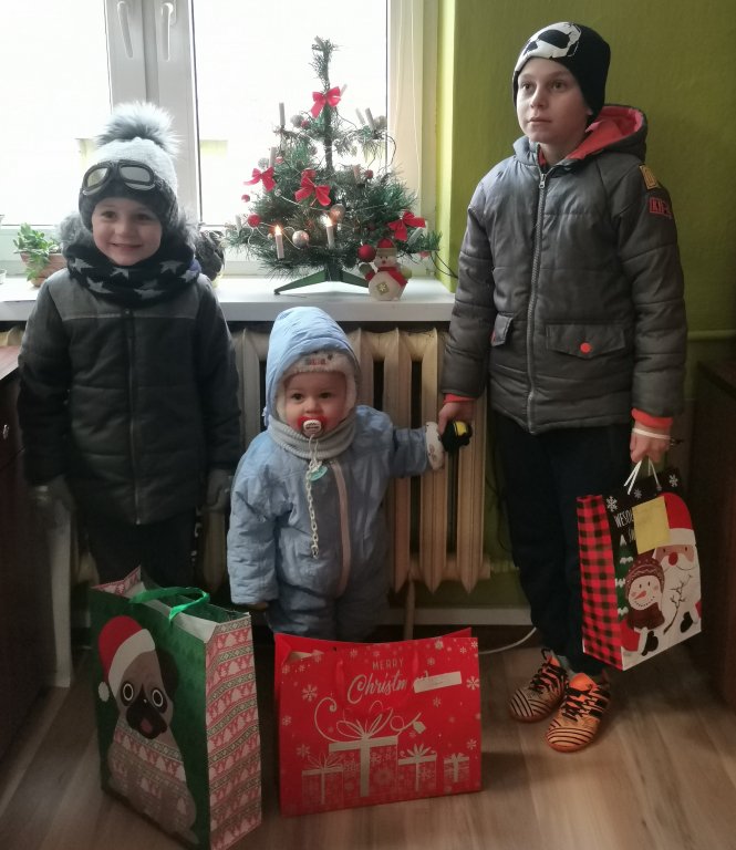 Blisko 500 prezentów trafiło do dzieci z miasta Ostrołęki oraz powiatu ostrołęckiego - zdjęcie #36 - eOstroleka.pl