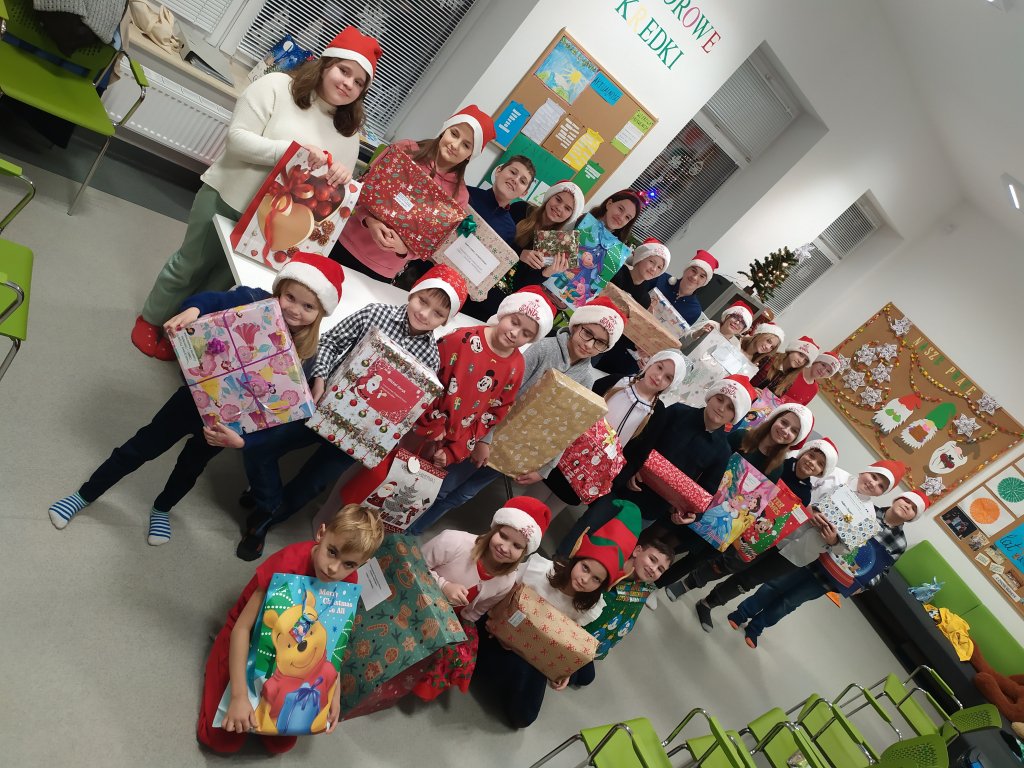 Blisko 500 prezentów trafiło do dzieci z miasta Ostrołęki oraz powiatu ostrołęckiego - zdjęcie #38 - eOstroleka.pl