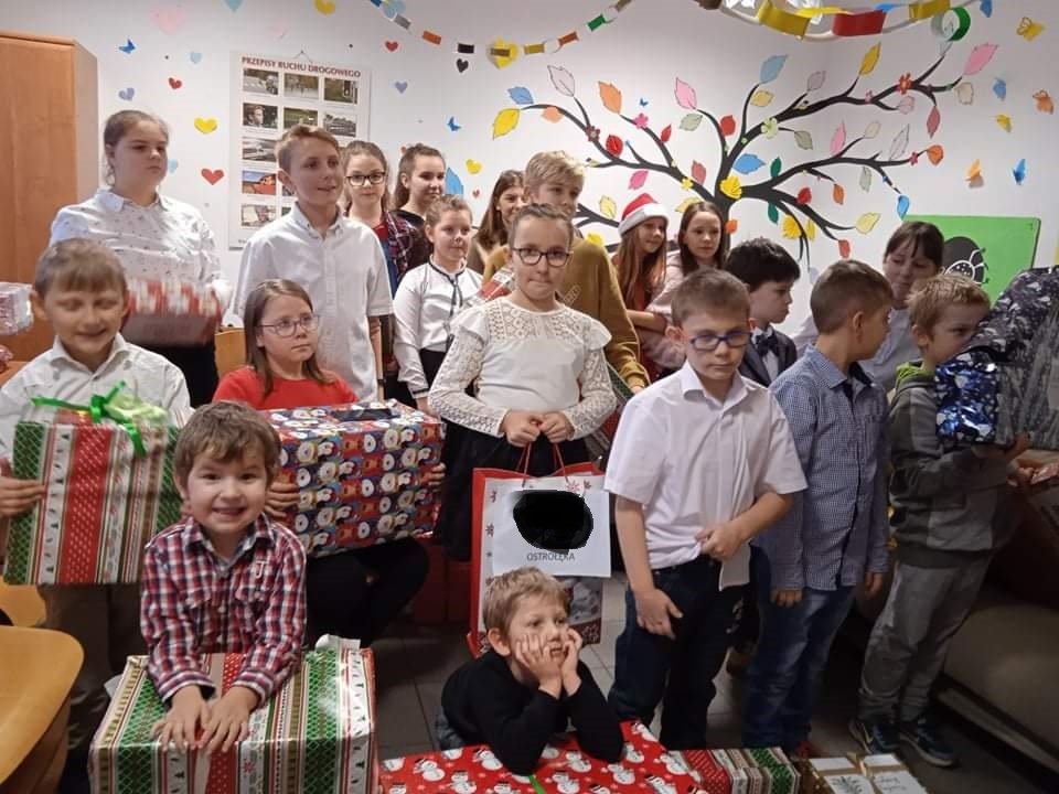 Blisko 500 prezentów trafiło do dzieci z miasta Ostrołęki oraz powiatu ostrołęckiego - zdjęcie #12 - eOstroleka.pl