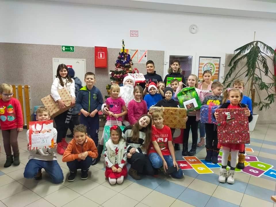 Blisko 500 prezentów trafiło do dzieci z miasta Ostrołęki oraz powiatu ostrołęckiego - zdjęcie #50 - eOstroleka.pl