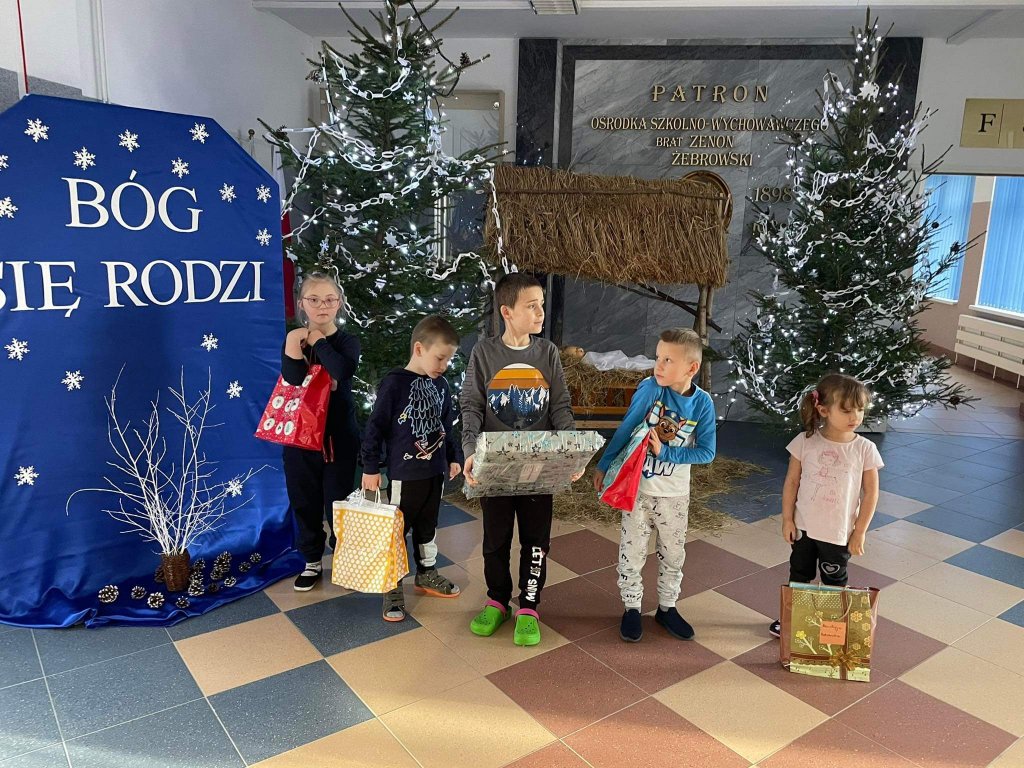 Blisko 500 prezentów trafiło do dzieci z miasta Ostrołęki oraz powiatu ostrołęckiego - zdjęcie #52 - eOstroleka.pl