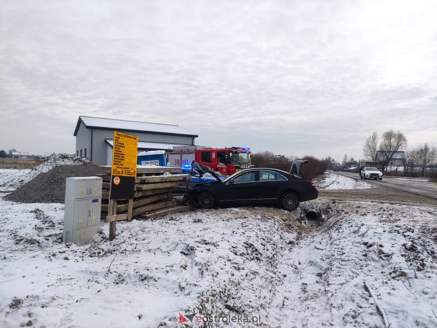 Wypadek na Goworowskiej przy przejeździe kolejowym [23.12.2021] - zdjęcie #3 - eOstroleka.pl