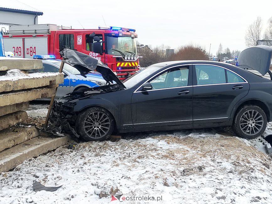 Wypadek na Goworowskiej przy przejeździe kolejowym [23.12.2021] - zdjęcie #7 - eOstroleka.pl