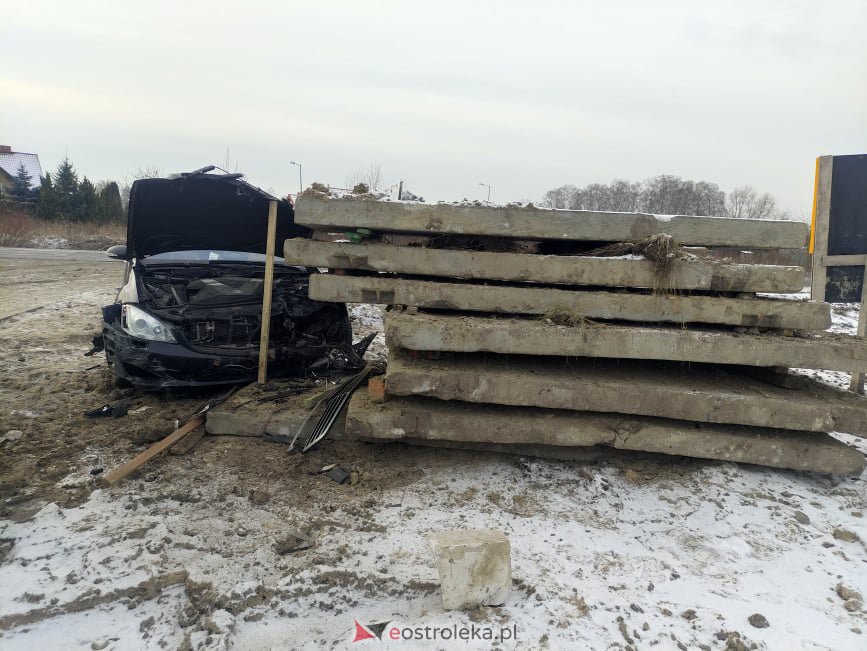 Wypadek na Goworowskiej przy przejeździe kolejowym [23.12.2021] - zdjęcie #10 - eOstroleka.pl