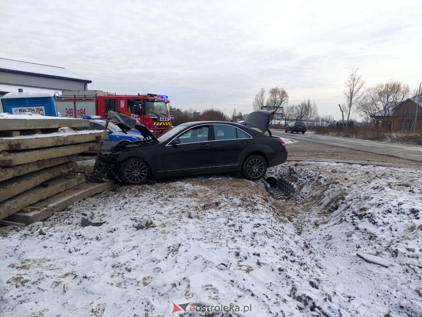 Wypadek na Goworowskiej przy przejeździe kolejowym [23.12.2021] - zdjęcie #12 - eOstroleka.pl