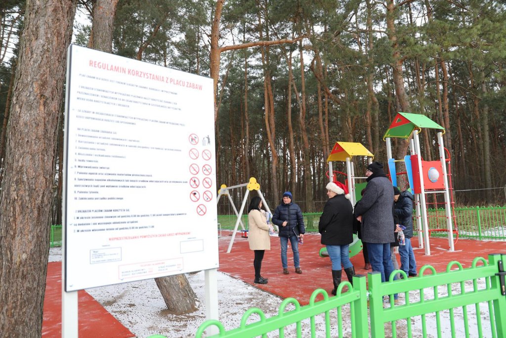 Plac zabaw na osiedlu Traugutta w nowej odsłonie [23.12.2021] - zdjęcie #3 - eOstroleka.pl