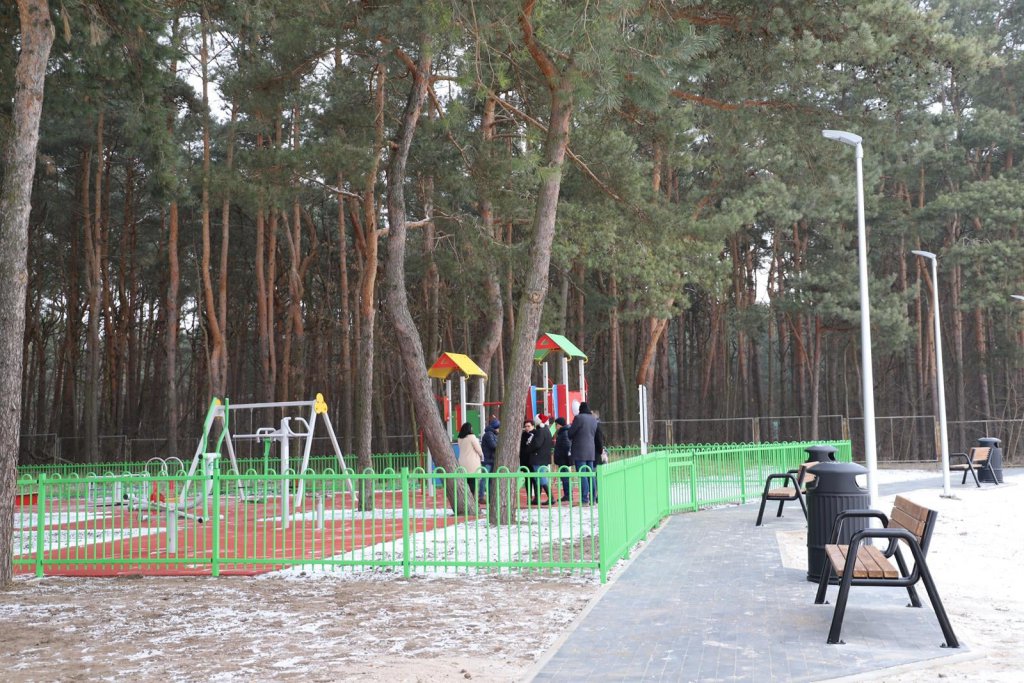 Plac zabaw na osiedlu Traugutta w nowej odsłonie [23.12.2021] - zdjęcie #13 - eOstroleka.pl