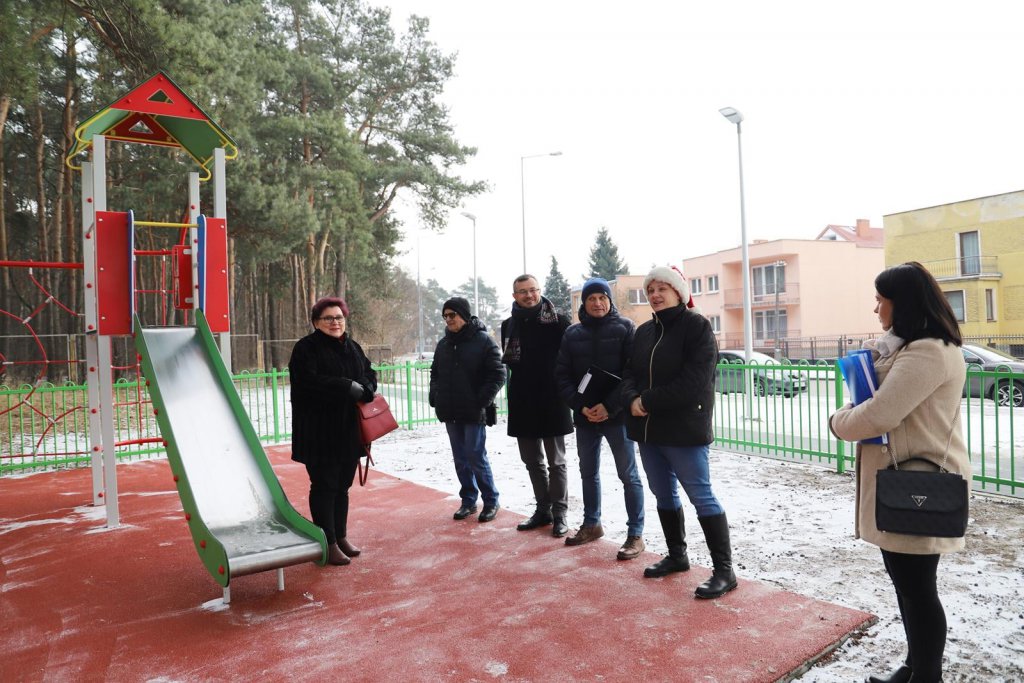 Plac zabaw na osiedlu Traugutta w nowej odsłonie [23.12.2021] - zdjęcie #1 - eOstroleka.pl