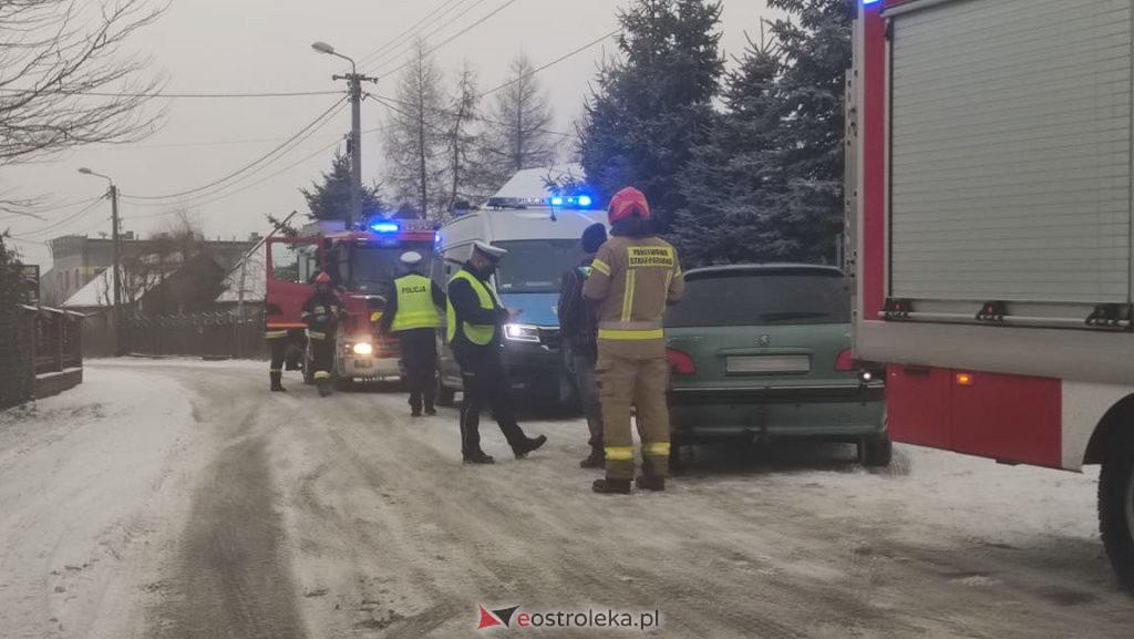 Kolizja po poślizgu osobówki w Tobolicach [24.12.2021] - zdjęcie #7 - eOstroleka.pl