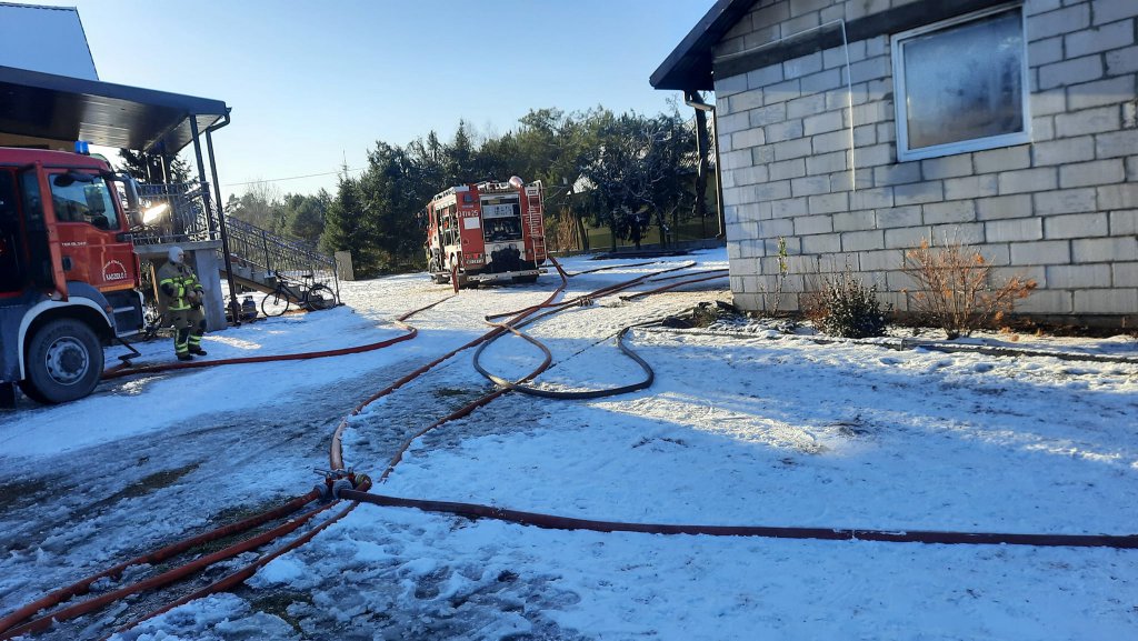 Pożar w Wachu. Interweniowało kilka jednostek strażackich [25.12.2021] - zdjęcie #2 - eOstroleka.pl
