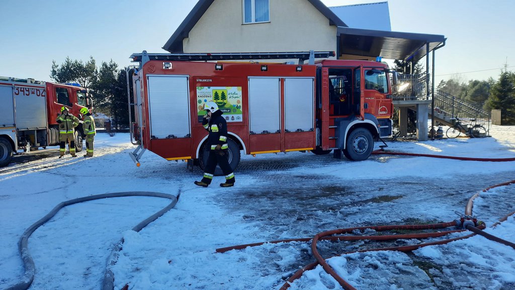 Pożar w Wachu. Interweniowało kilka jednostek strażackich [25.12.2021] - zdjęcie #8 - eOstroleka.pl
