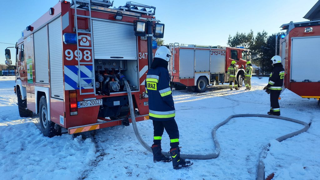 Pożar w Wachu. Interweniowało kilka jednostek strażackich [25.12.2021] - zdjęcie #11 - eOstroleka.pl